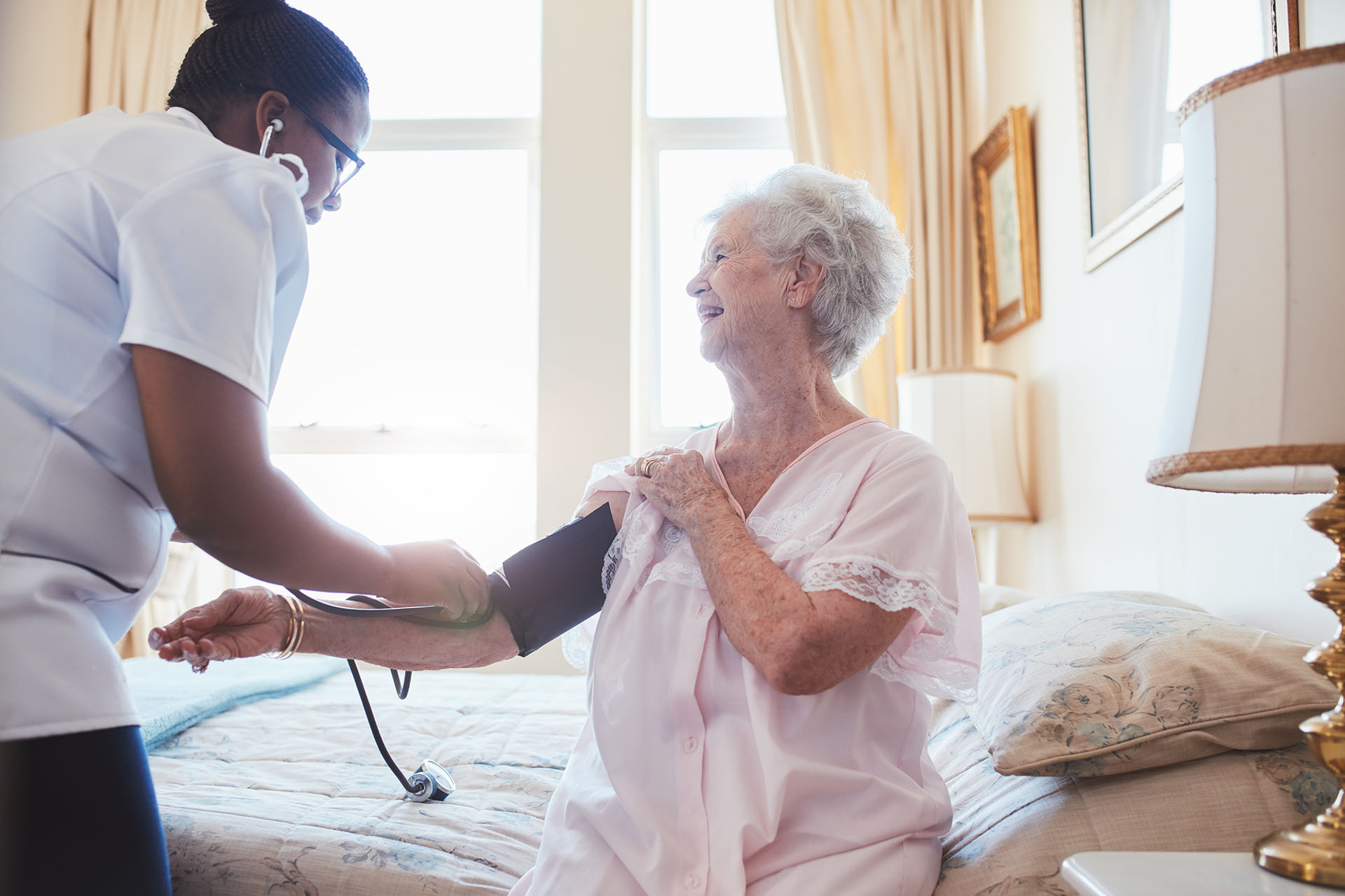 Keeping Mom Home: 5 Things to Look for in a Home Health Care Aid